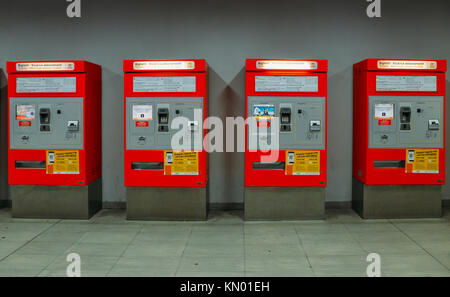 Mailand, Italien - 8. Dezember 2017: Leere Kassen in der Milan Metropolitan Public Transport System (ATM) Stockfoto