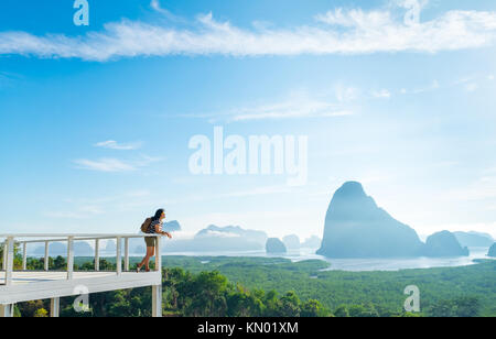 Glückliche junge Reisende Frau backpacker Chillen und genießen einen schönen Himmel von Natur bei Mountain panorama view Point und Meer, Freiheit Fernweh, Khao Stockfoto