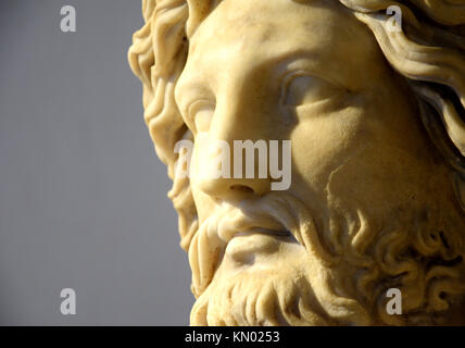 Alten Marmor statue einer römischen Gott in das Archäologische Museum von Terraccina, Italien Stockfoto