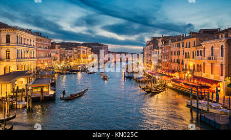 Grand Canal in der Nacht mit einer Gondel, Venedig, Italien Stockfoto