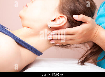 Hals der jungen Frau, die durch ein osteopath - eine alternative Medizin Behandlung manipuliert Stockfoto