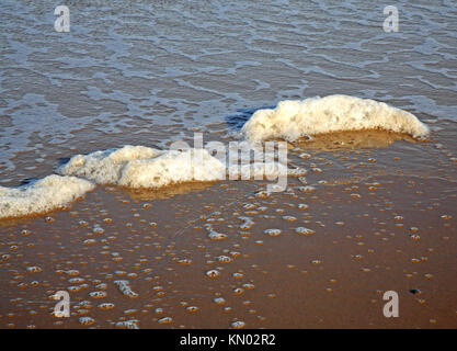 Ein Blick auf das Meer Schaum auf der North Norfolk Strand im Osten Runton, Norfolk, England, Vereinigtes Königreich. Stockfoto