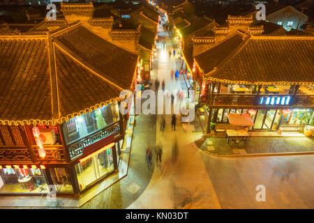 Luftaufnahme von historischen Gebäuden in der Nacht in Yangzhou, China. Stockfoto