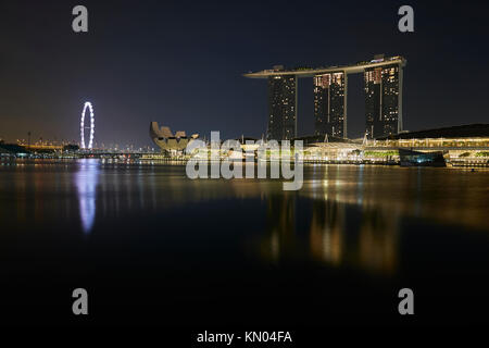 Singapore Flyer Riesenrad, Kunst das Science Museum und das Marina Bay Sands in der Nacht. Stockfoto