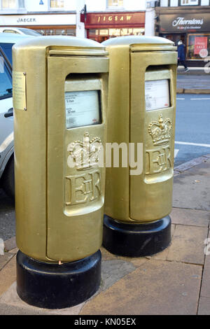 Royal Mail Gold Briefkasten zu Feiern, eine Goldmedaille bei den Olympischen Spielen 2012 in Stratford-upon-Avon, Warwickshire, England, Großbritannien Stockfoto