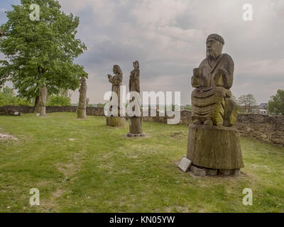 Hölzerne Statuen von verschiedenen Heiligen um die Kirche aller Heiligen in Szydlow, Polen Stockfoto