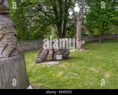 Hölzerne Statuen von verschiedenen Heiligen um die Kirche aller Heiligen in Szydlow, Polen Stockfoto