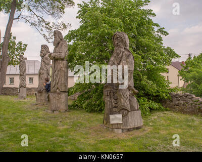 Hölzerne Statuen von verschiedenen Heiligen um die Kirche aller Heiligen in Szydlow, Polen Stockfoto