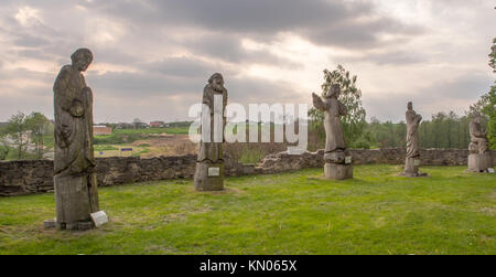 Hölzerne Statuen von verschiedenen Heiligen um die Kirche aller Heiligen in Szydlow, Polen Stockfoto