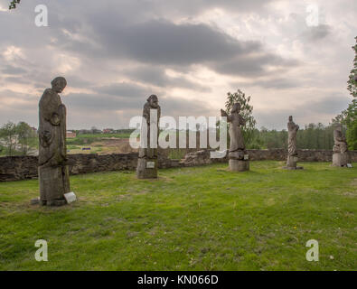 Hölzerne Statuen von verschiedenen Heiligen um die Kirche aller Heiligen in Szydlow, Polen Stockfoto