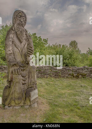 Hölzerne Statuen von Sain Filip in der Nähe der Kirche aller Heiligen in Szydlow, Polen Stockfoto