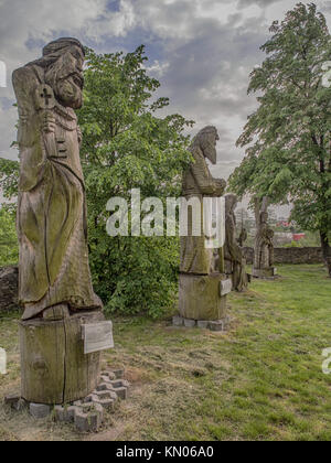 Hölzerne Statuen von verschiedenen Heiligen um die Kirche aller Heiligen in Szydlow, Polen Stockfoto