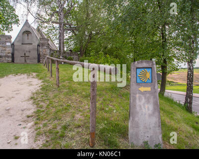 Szydlow, Polen - 21. Mai 2017: Kirche aller Heiligen in Szydlow, Polen. Richtung Zeichen der er Jakobsweg. Camino de Santiago. Weniger polnische Weg Stockfoto