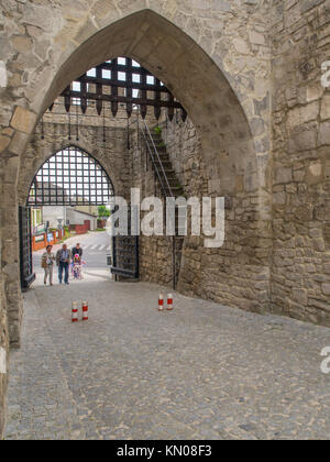 Szydlow, Polen - 21. Mai 2017: Die Krakauer Tor und Wände der Verteidigung im Szydlow Stockfoto