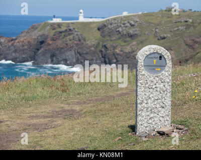 South West Coast Path, Pendeen alten Klippe mit Pendeen neue Cliff & Pendeen Lighthouse, Pendeen, Cornwall, England, Großbritannien im Juni Stockfoto