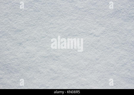 Textur von frischem Schnee, der Boden dicht auf frostigen Wintermorgen außerhalb. Blick von oben. Horizontale Farbfotografie. Stockfoto