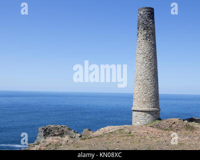 Arsen Calcinator Schornstein an der Levante Tin Mine, UNESCO-Weltkulturerbe, Pendeen, Cornwall, England, Großbritannien im Sommer Stockfoto