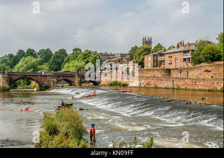 Die Chester Wehr an der Alten Brücke über den Fluss Dee Dee in Chester, Cheshire, England Stockfoto