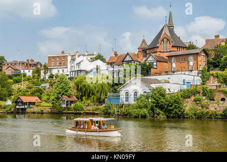 Sightseeing-Boot am Fluss Dee in Chester, Chesire, England, Großbritannien Stockfoto