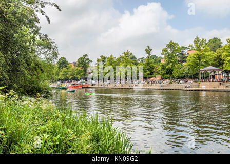 Uferpromenade entlang des Flusses Dee in Chester; Cheshire, Nordwestengland Stockfoto