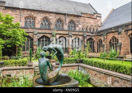 Skulpturen im Garten der Erinnerung im Kreuzgang garth of Chester Cathedral, Cheshire, Nordwestengland Stockfoto