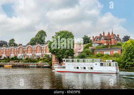 Sightseeing-Boot am Fluss Dee in Chester, Chesire, England, Großbritannien Stockfoto