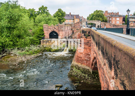 Wasserkraftwerk neben der Old Dee Bridge am Fluss Dee, das die Old Dee Mills in Chester, Cheshire, England, ersetzte Stockfoto