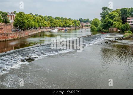 Die Chester Wehr an der Alten Brücke über den Fluss Dee Dee in Chester, Cheshire, England Stockfoto