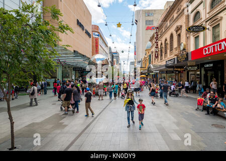 Adelaide, Australien - 14 November, 2015: Massen von Menschen besuchen die Rundle Mall Revier zu tun Shopping vor Weihnachten an einem Tag. Die Rundle Mall ist ein ped Stockfoto