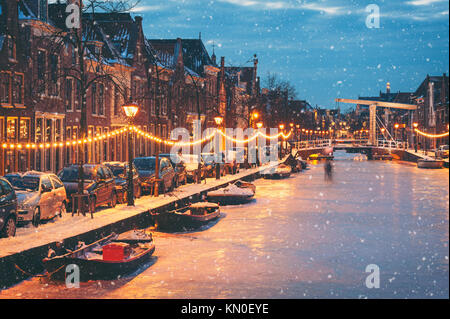 Winter Szene in Alkmaar Niederlande mit natürlichem Eis und Schnee Stockfoto