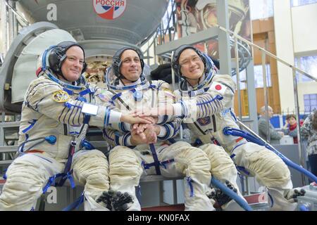 Die NASA Iss Expedition 54-55 prime Besatzungsmitglieder (L-R) amerikanische Astronaut Scott prickeln, russischer Kosmonaut Anton shkaplerov von roskosmos, und der japanische Astronaut norishige Kanai der Japan Aerospace Exploration Agency (JAXA) posieren vor Sojus-raumschiff Simulator während Pre-launch endgültige Qualifikation Prüfungen an der Gagarin Cosmonaut Training Centre 29. November 2017 in Star City, Russland. (Foto von Elizabeth weissinger über planetpix) Stockfoto