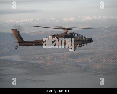 Ein Hubschrauber der US-Armee AH-64 Apache fliegt von einer nächtlichen Mission am 5. April 2011 in der Provinz Paktiya, Afghanistan, zurück. (Foto von US Army Photo via Planetpix) Stockfoto