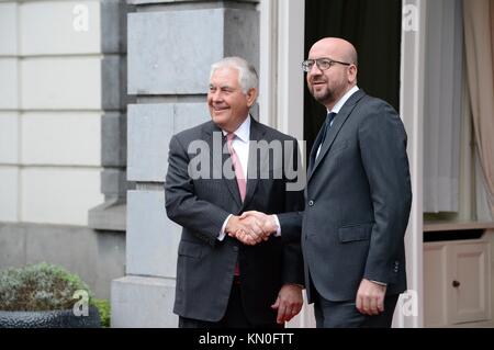 Us-Staatssekretär rex tillerson (links) trifft sich mit den belgischen Premierminister Charles Michel am Premierminister Residence 5. Dezember 2017 in Brüssel, Belgien. (Foto durch Zustand Abteilung Foto über planetpix) Stockfoto