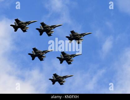 Die US-Marine graue Wölfe ea-18g Growler elektronischen Angriff Flugzeuge fliegen in Formation über die Naval Air Station Whidbey Island während der Rückkehr von der Bereitstellung Dezember 4, 2017 in Oak Harbor, Washington. (Foto von Joseph e. montemarano über planetpix) Stockfoto