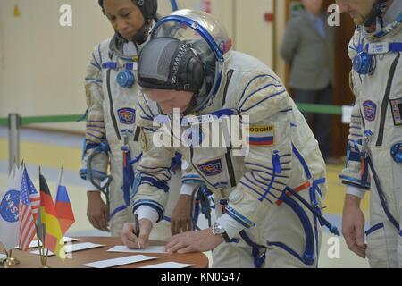 Die NASA Iss Expedition 54-55 backup Crew Mitglied der russische Kosmonaut Sergej prokopyev von roskosmos (Mitte) Zeichen in der Besatzungen endgültige Qualifikation an der Prüfung Gagarin Cosmonaut Training Centre 28. November 2017 in Star City, Russland. (Foto von Elizabeth weissinger über planetpix) Stockfoto