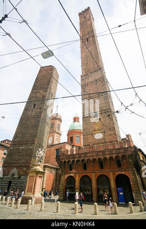 Die zwei Türme oder Due Torri, beide lehnt, sind das Symbol von Bologna, Italien. Stockfoto