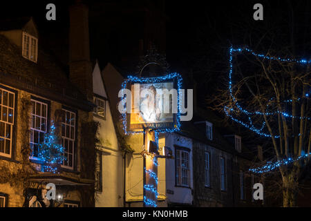 Weihnachtsbeleuchtung rund um die Macdonald Bear Hotel sign in den frühen Morgen. Woodstock, Oxfordshire, England Stockfoto