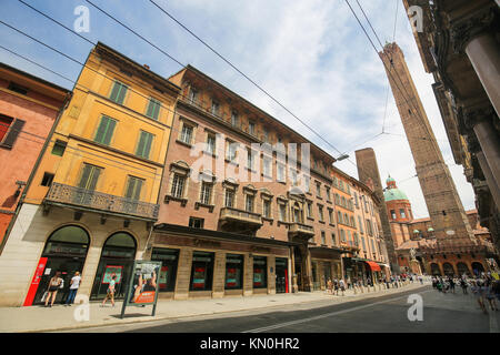 Die zwei Türme oder Due Torri, beide lehnt, sind das Symbol von Bologna, Italien. Stockfoto