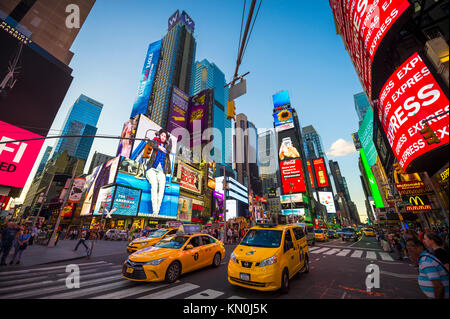 NEW YORK CITY - 23. AUGUST 2017: Helles Neon signage blinkt über Massen und taxi Datenverkehr, der an den Times Square, den Vorabend des neuen Jahres. Stockfoto