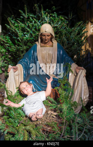 Weihnachten Krippe mit Maria auf Baby Jesus in seiner Krippe Stockfoto