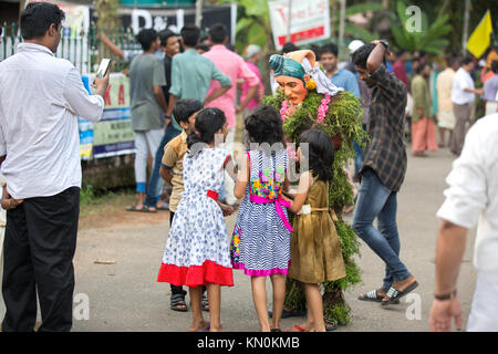 Traditionelle kummatti Volkstanz Interpret mit Kinder während Onam fest, thrissur, kizhakkumpattukara kummatti, Kerala, onam Festival, Indien Stockfoto