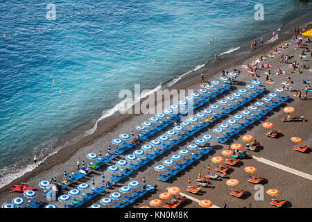 Der Strand von Positano an der Amalfiküste in Kampanien, Italien. Stockfoto