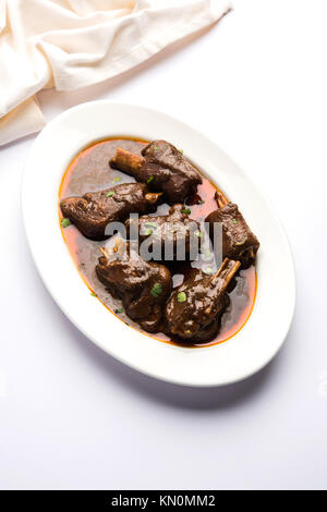 Lammkeule oder Hammel- oder gosht paya oder khoor Curry mit indischen Brot oder Roti oder Naan serviert. Stockfoto