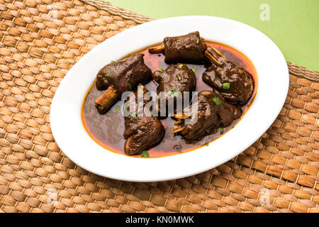 Lammkeule oder Hammel- oder gosht paya oder khoor Curry mit indischen Brot oder Roti oder Naan serviert. Stockfoto