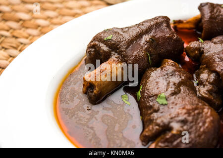 Lammkeule oder Hammel- oder gosht paya oder khoor Curry mit indischen Brot oder Roti oder Naan serviert. Stockfoto