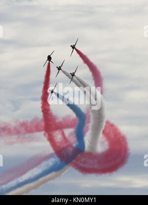 Rote Pfeile zeigen Team bei Clacton airshow August 2015 Durchführung der Twister Stockfoto