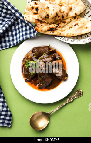 Lammkeule oder Hammel- oder gosht paya oder khoor Curry mit indischen Brot oder Roti oder Naan serviert. Stockfoto