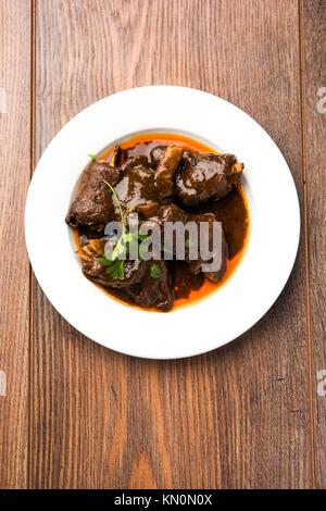 Lammkeule oder Hammel- oder gosht paya oder khoor Curry mit indischen Brot oder Roti oder Naan serviert. Stockfoto