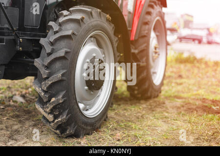 Geräte für die Landwirtschaft, Maschinen vorgestellt, um eine landwirtschaftliche Ausstellung. Traktoren im Freien. Stockfoto