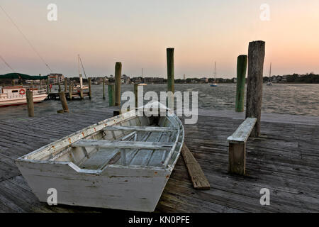 NC-01035-00... NORTH CAROLINA- Abend am Silver Lake Harbour in Ocracoke, auf den Outer Banks. Stockfoto